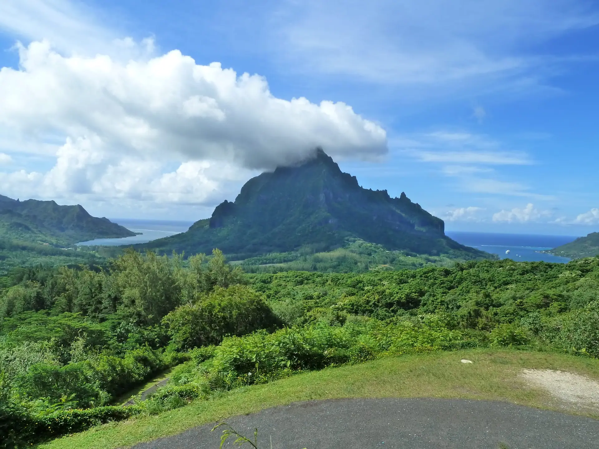 Le mont Rotui entre la baie d’Opunohu et la baie de Cook, vu du Belvédère de Moorea.