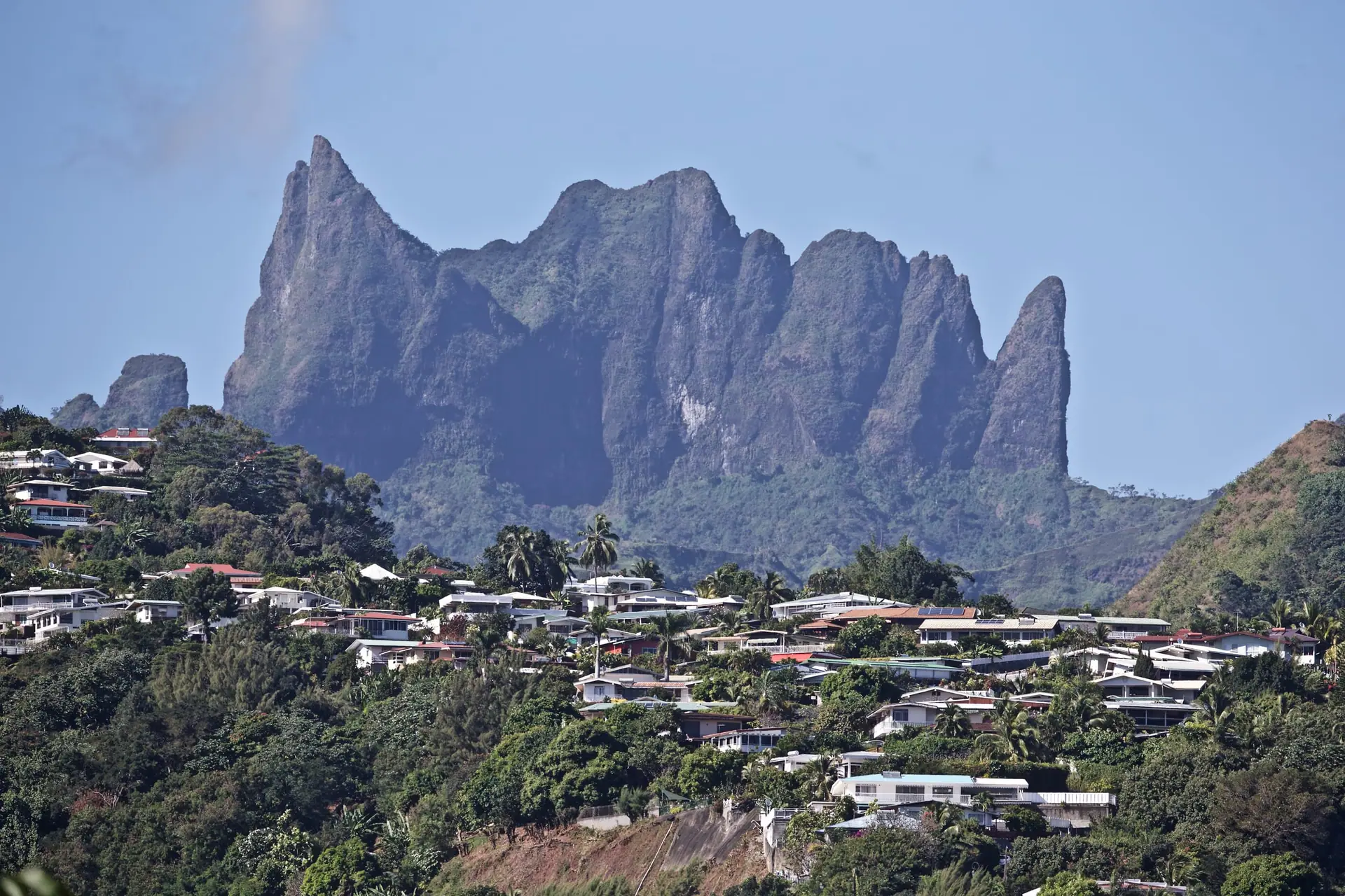 La crête dentelée du Diadème au-dessus des maisons des hauteurs de Tahiti.