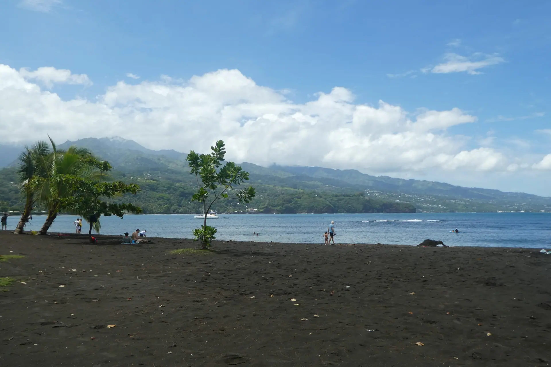 La baie de Matavai et son rivage de sable noir, vus de la pointe Vénus, sur la côte nord de Tahiti.