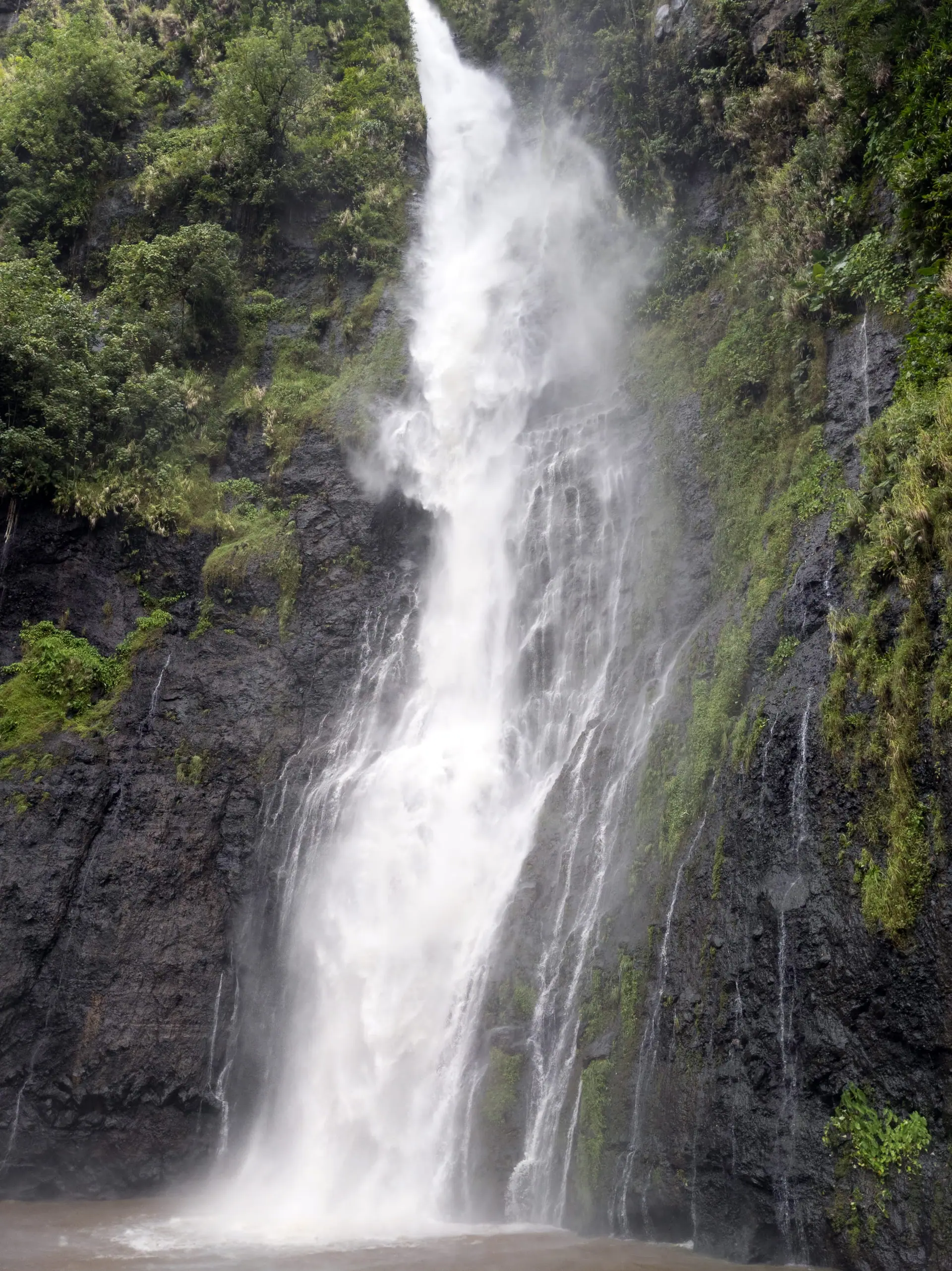 L’une des Trois Cascades, qui tombe le long d’une falaise sur la côte est de Tahiti.